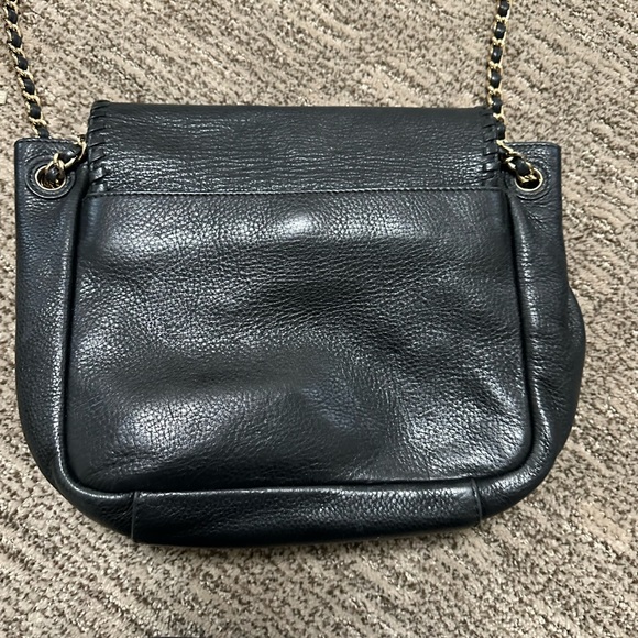 Tory Burch crossbody. Im reselling it ….it was not sold on my last post . - Picture 2 of 6